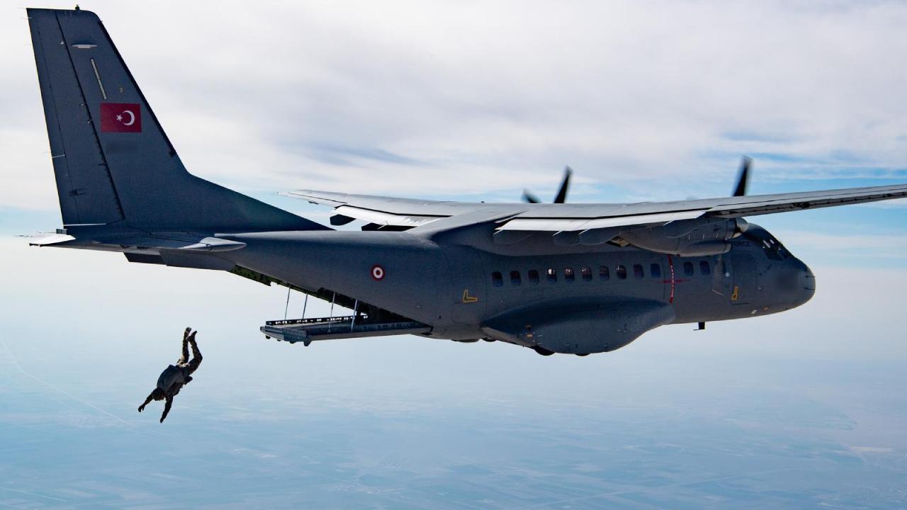 NATO'dan Türk paraşütçü paylaşımı