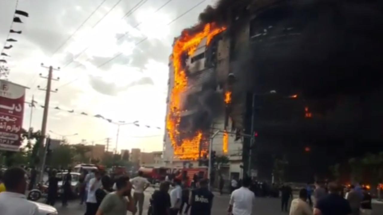 Tahran'da bir alışveriş merkezinde yangın çıktı