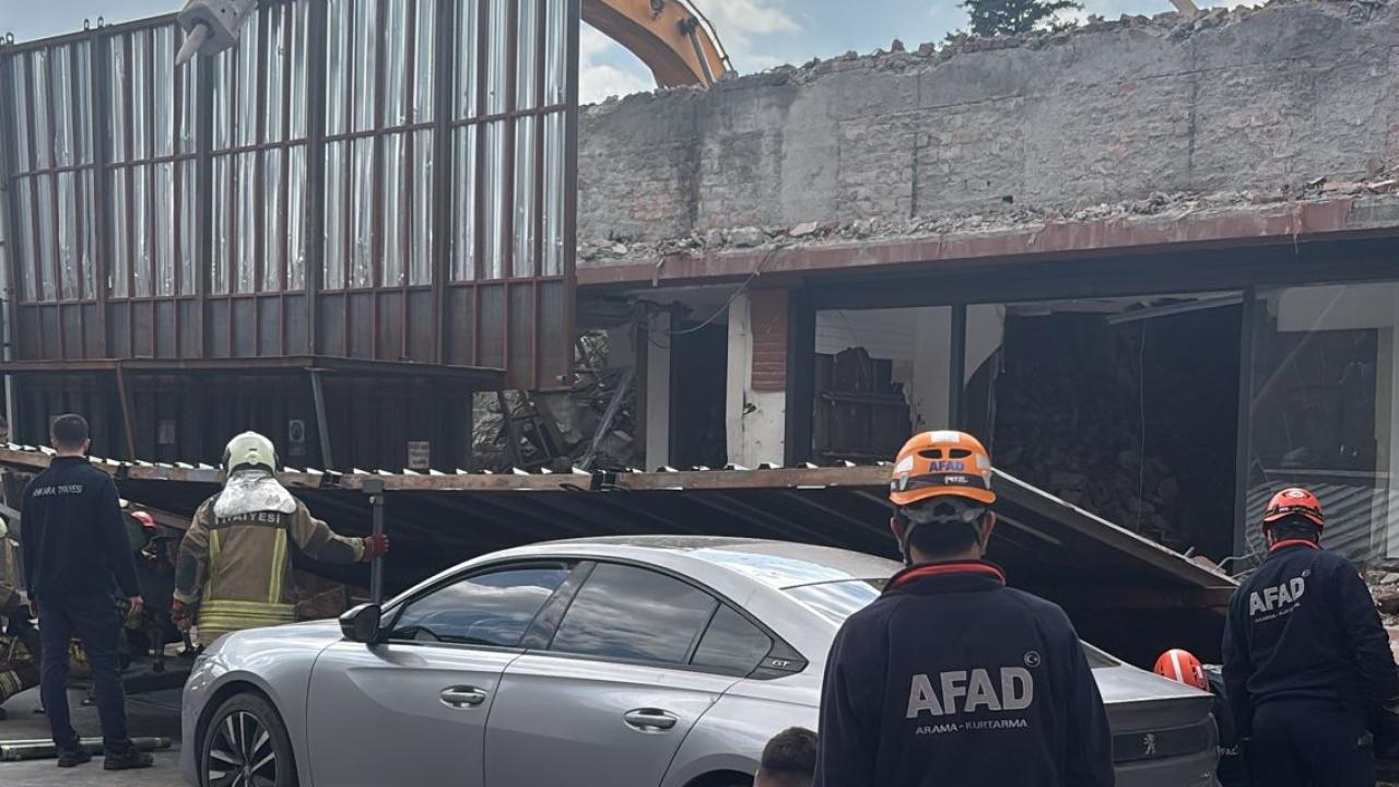 Ankara'da bir binanın duvarı çöktü