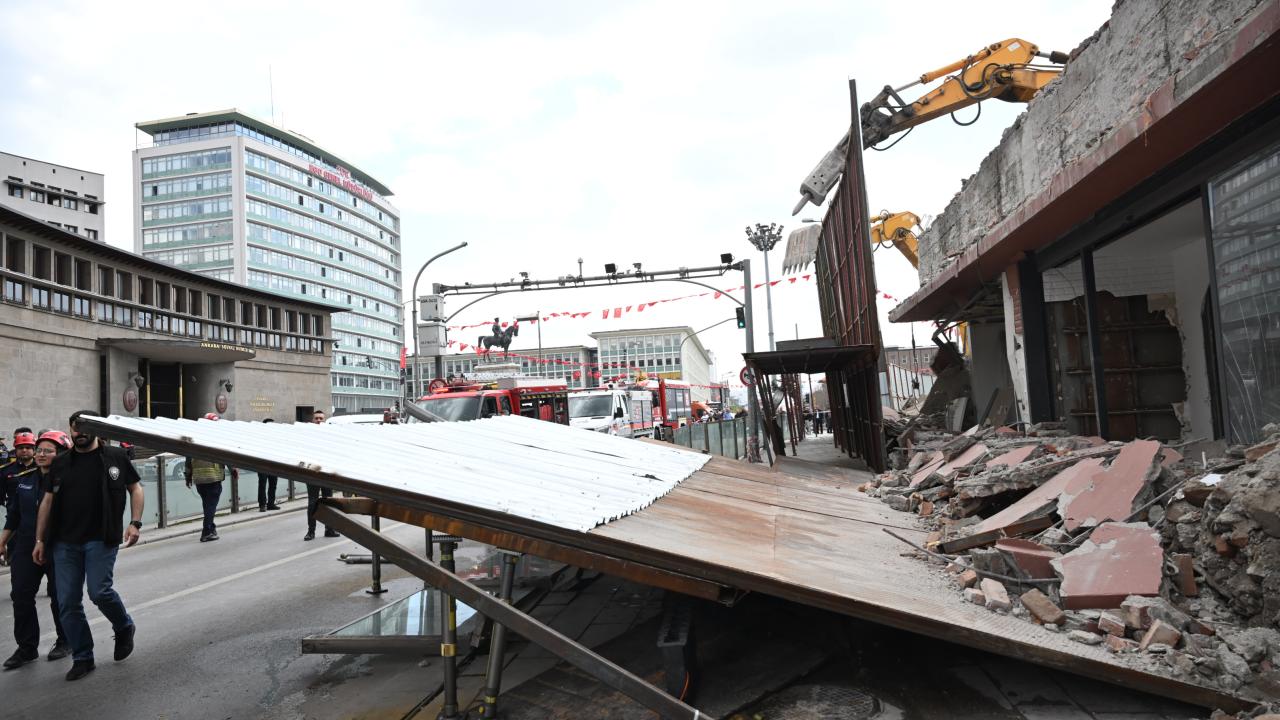 Ankara'da bir binanın platformu çöktü