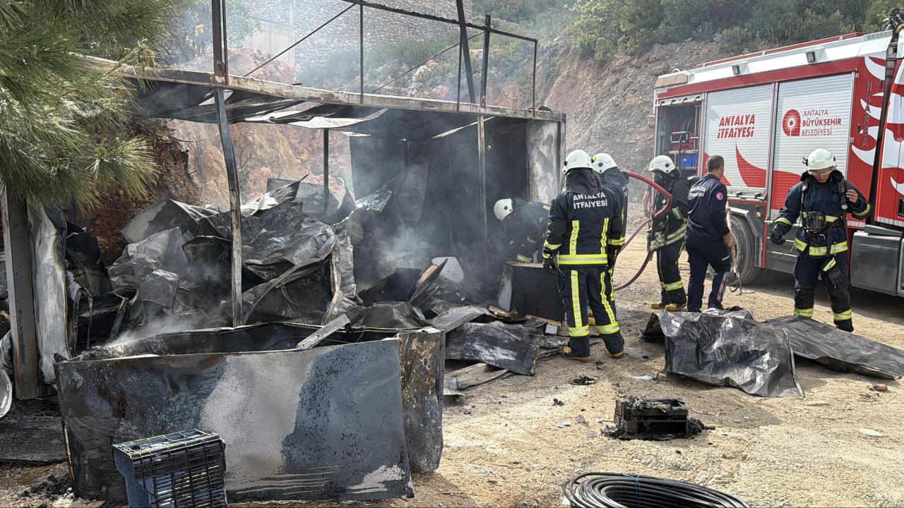 Antalya'da işçilerin kaldığı alanda yangın