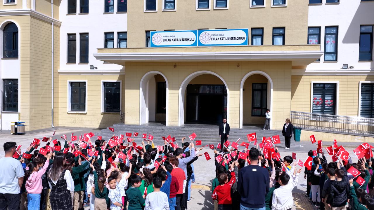 Deprem bölgesindeki okuldan 23 Nisan heyecanı