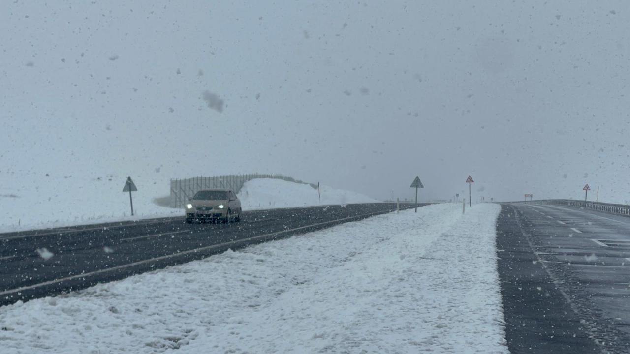 Erzurum'da baharda kar: Ulaşımı aksattı