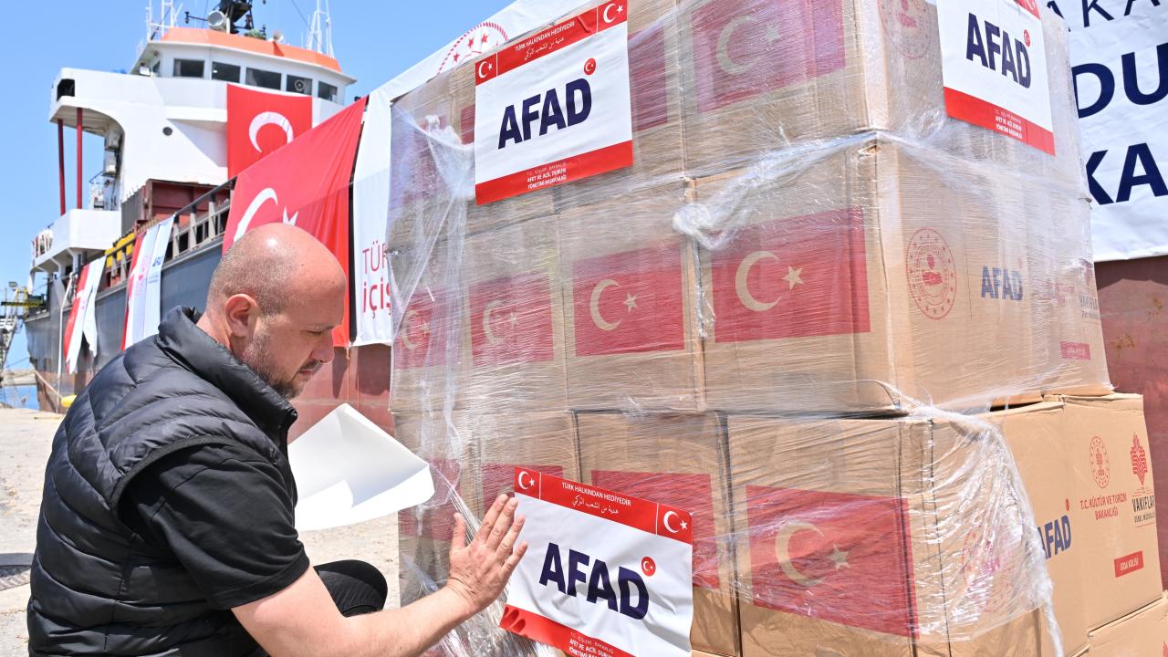 Türkiye'den, Lübnan'a 730 tonluk insani yardım