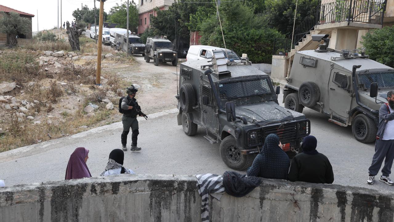 İşgalci İsrail ordusu, Doğu Kudüs'te en az 35 Filistinliyi gözaltına aldı