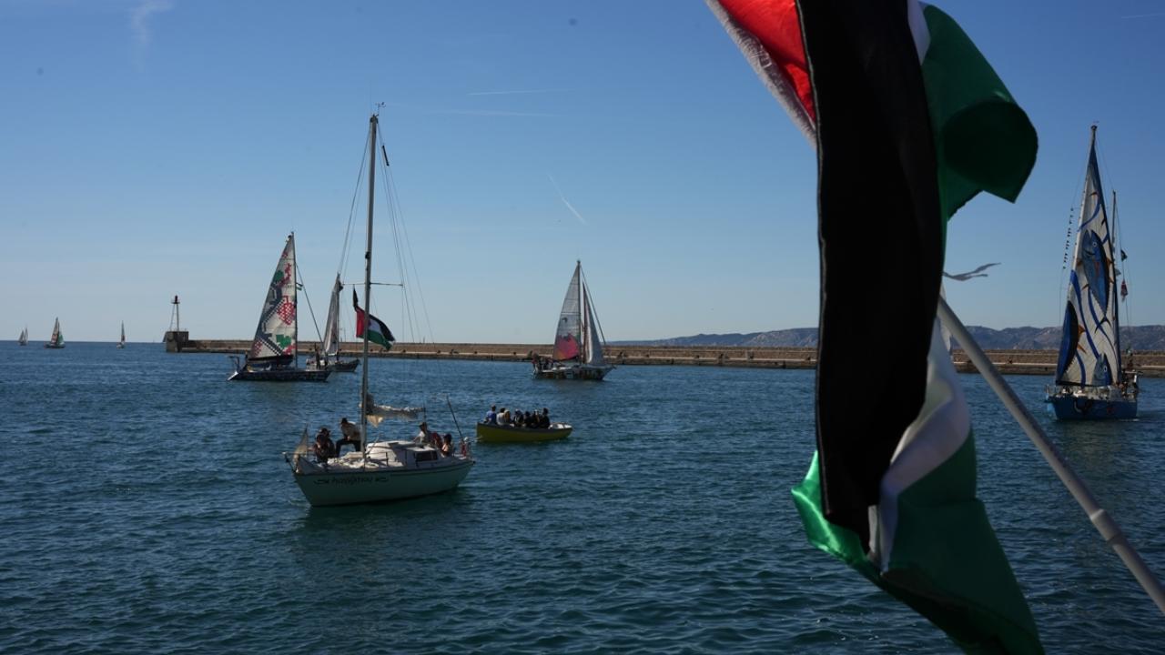 Global Sumud Filosu, soykırımcı İsrail savaş gemilerince abluka altına alındı