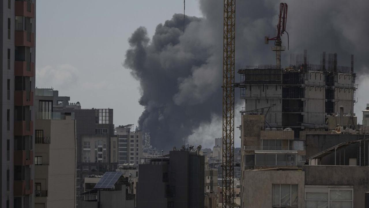 Katil İsrail'in Lübnan'ın güneyinde saldırdığı 2 gazeteciden biri hala kayıp