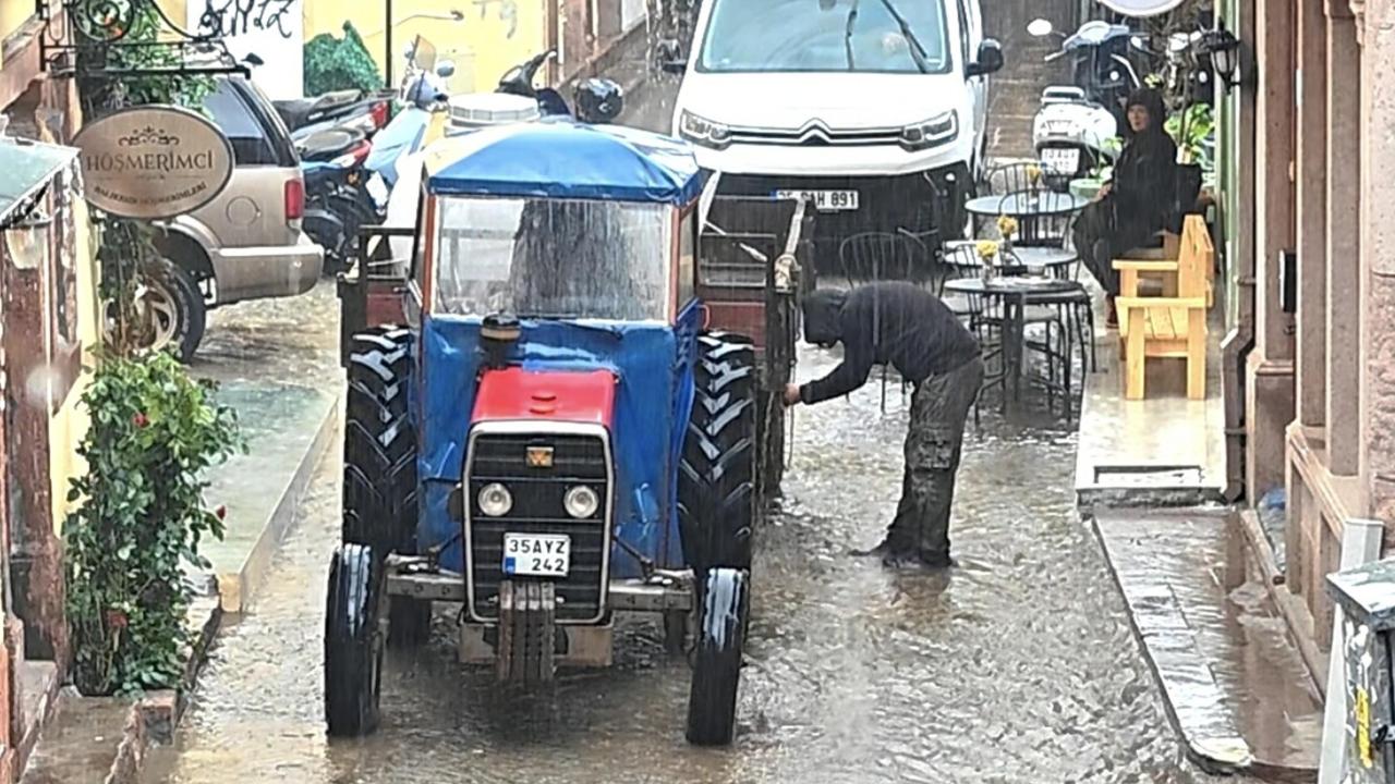 Balıkesir'de sağanak nedeniyle cadde ve sokaklar göle döndü