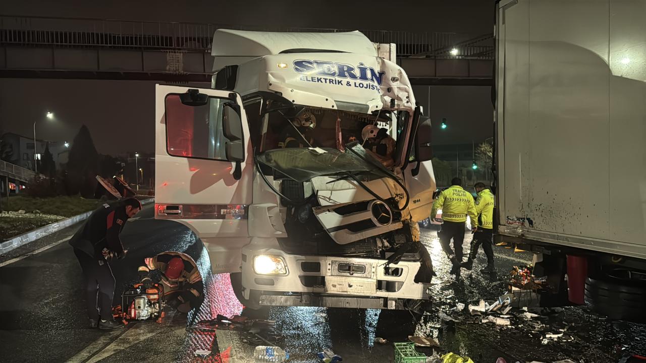 Kütahya'da kırmızı ışıkta bekleyen araca çarpan tır sürücüsü ağır yaralandı