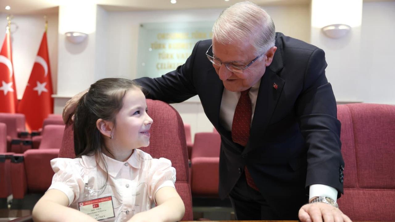 Bakan Güler, şehit ve gazi çocuklarıyla bir araya geldi