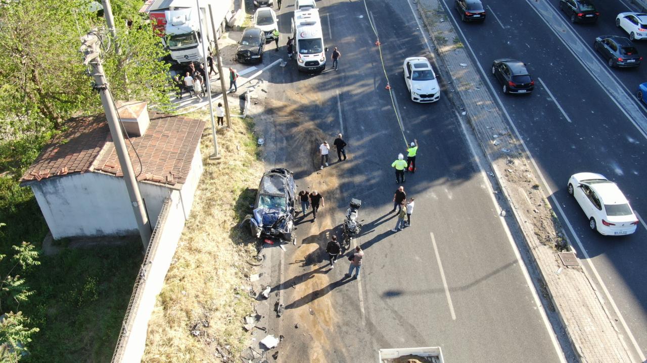 İzmir'de freni patlayan tır karşı şeride geçti: Yaralılar var