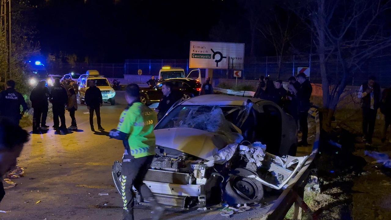 İstanbul'da servis minibüsü ile otomobil çarpıştı: 11 yaralı