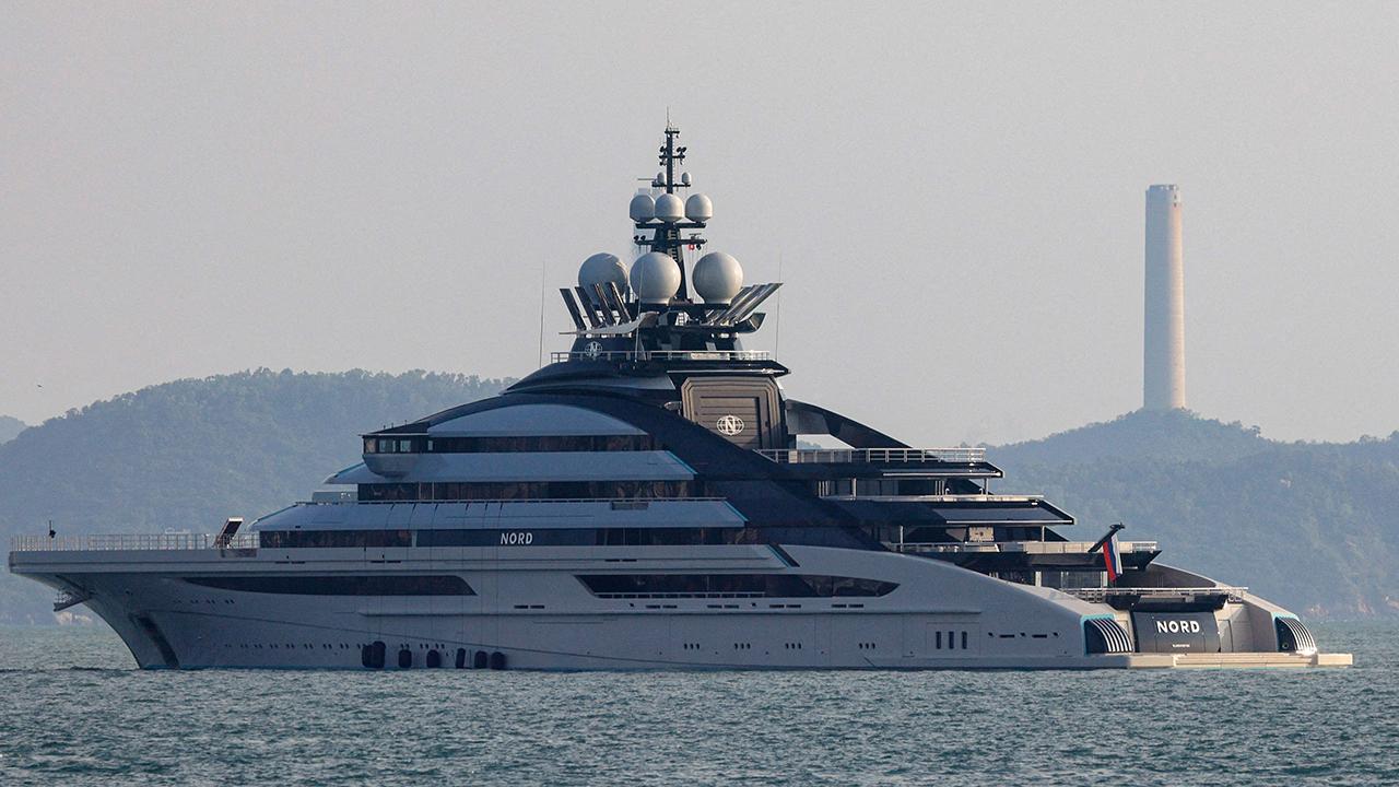 Rus süper yatı blokaja rağmen Hürmüz Boğazı'ndan geçti