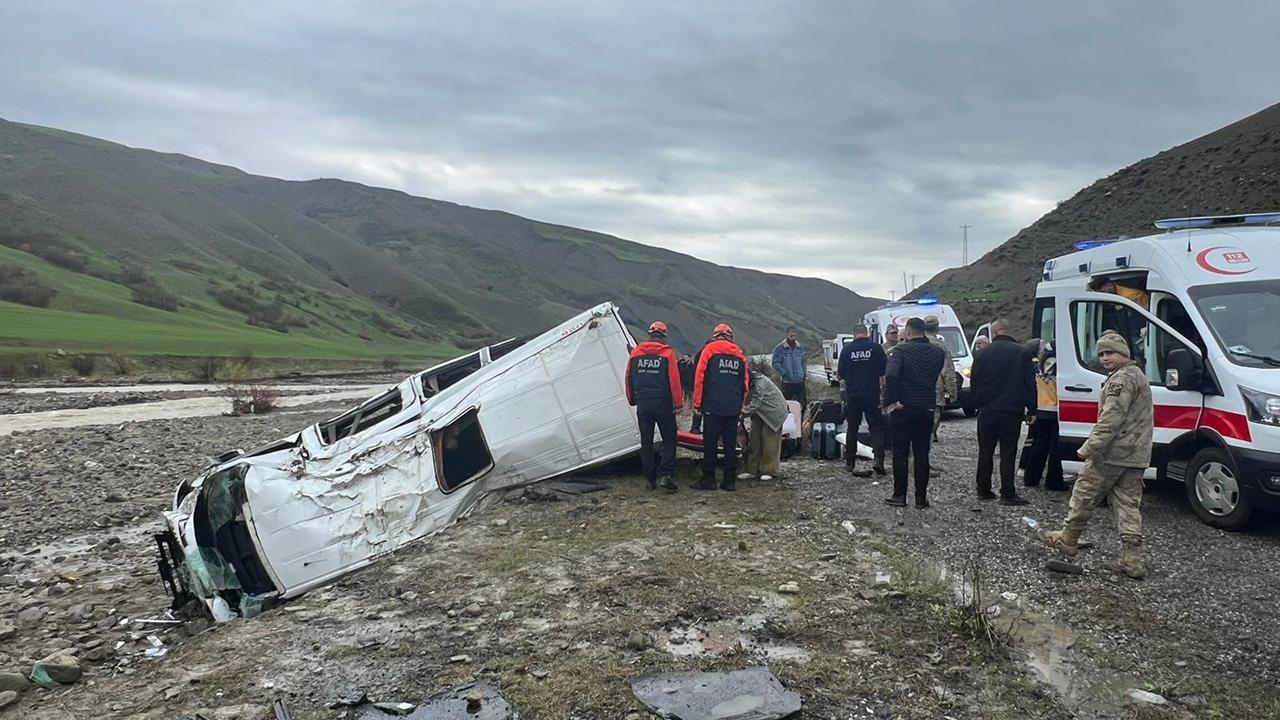 Kontrolden çıkan minibüs dere yatağına devrildi: 16 yaralı