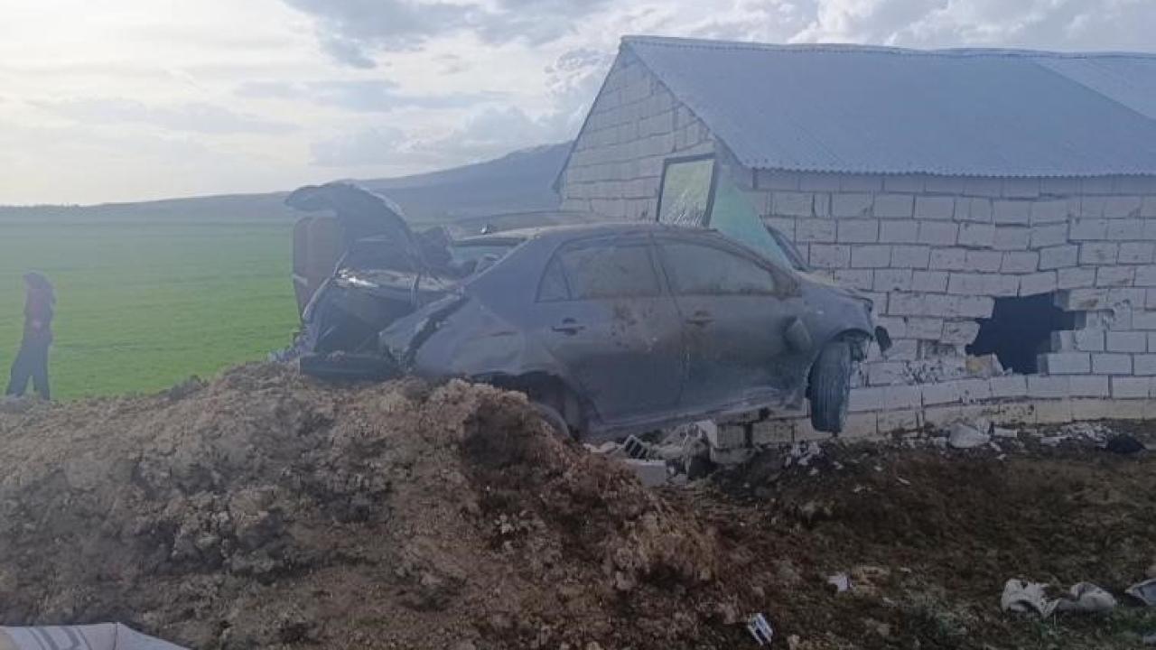 Van'da kontrolden çıkan otomobil duvara çarptı: 1 yaralı
