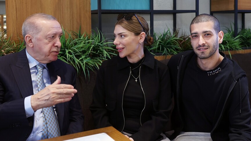 Cumhurbaşkanı Erdoğan, Beyoğlu'nda bir kafede vatandaşlarla sohbet etti