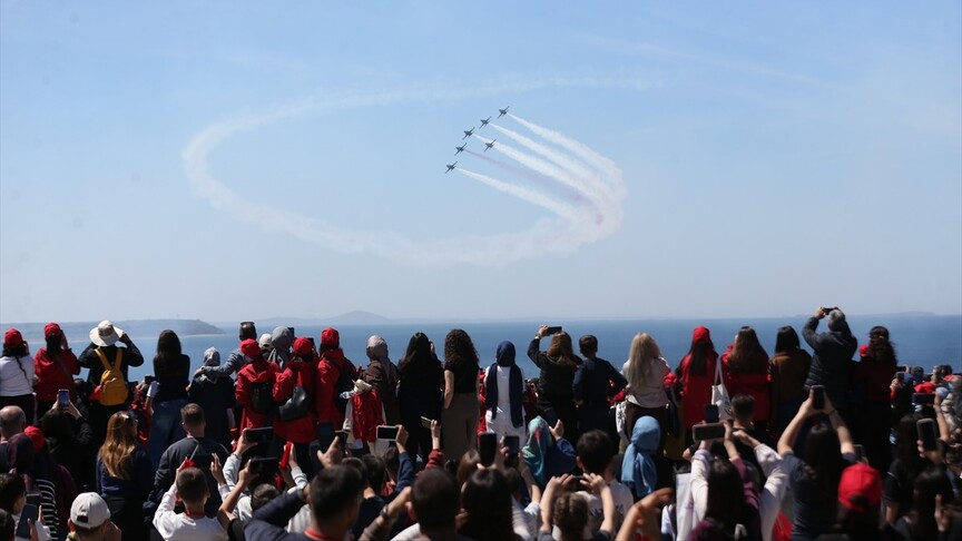 Türk Yıldızları, Çanakkale Şehitler Abidesi üzerinde gösteri uçuşu yaptı