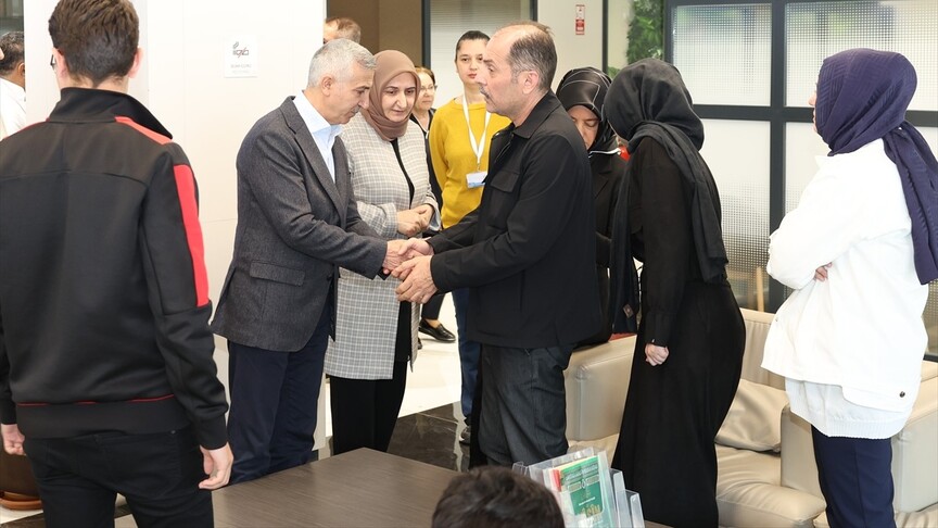 Kahramanmaraş Valisi Ünlüer ile Prof. Dr. Solaroğlu, okul saldırısında yaralanan öğrencileri ziyaret etti