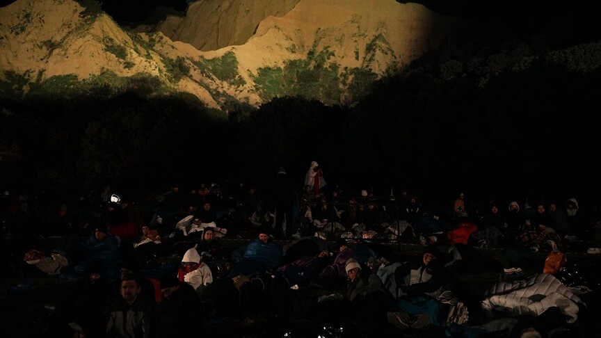 Avustralyalı ve Yeni Zelandalılar "Şafak Ayini" için Anzak Koyu'na geldi