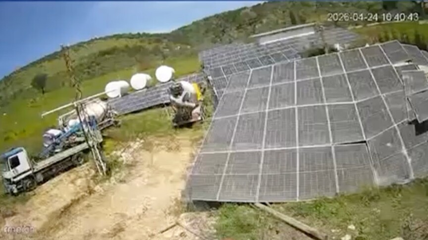 İsrail askerleri, Lübnan'ın güneyindeki Hristiyan köyü Debel'de güneş panellerini tahrip etti