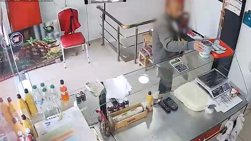 Sultangazi'de bir iş yerindeki bağış kumbarasının çalınması kamerada