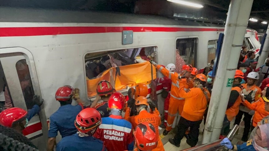 Endonezya'da tren kazasında 4 kişi öldü, 38 kişi yaralandı