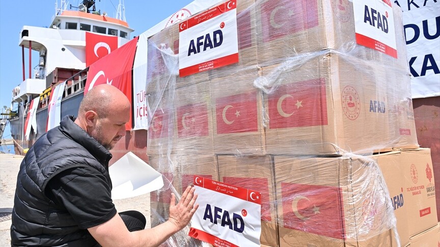Türkiye'den, Lübnan'da savaş nedeniyle yerinden edilenlere 730 tonluk insani yardım