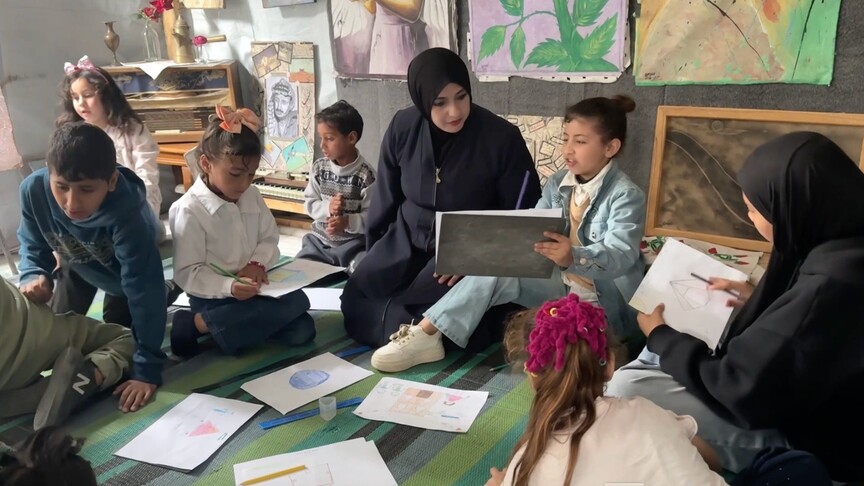 Gazzeli ressam enkazdan kurtardığı malzemelerle "çadır atölyesinde" çocuklara umut aşılıyor