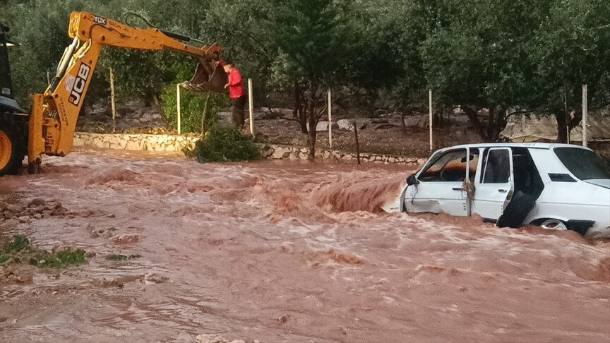 Adana'nın Kozan ilçesinde sağanak ve dolu etkili oldu