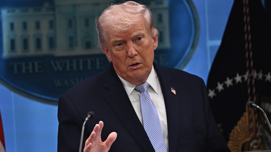 Trump, AB menşeli otomobil ve kamyonlara uygulanan tarifeleri yüzde 25'e çıkaracağını açıkladı
