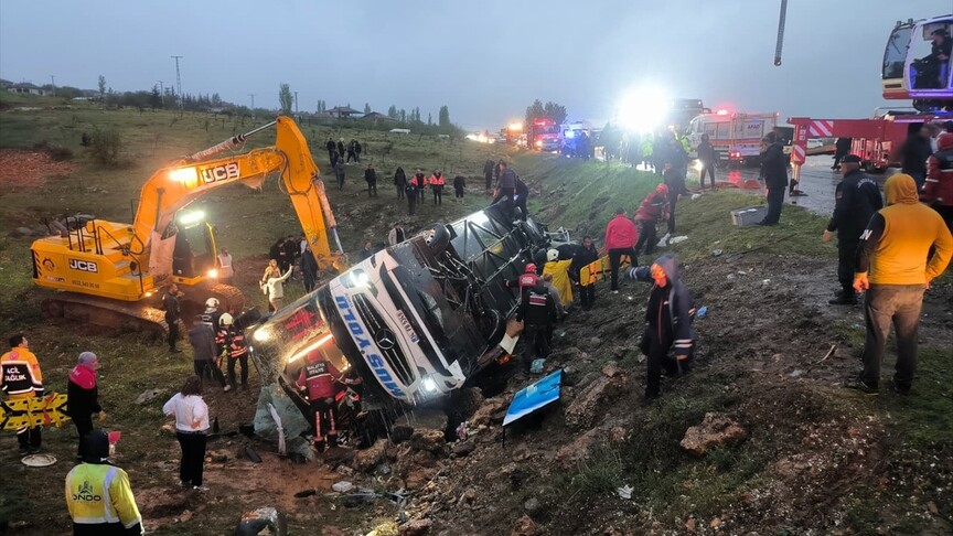 Malatya'da otobüsün şarampole devrilmesi sonucu 3 kişi öldü, 22 kişi yaralandı